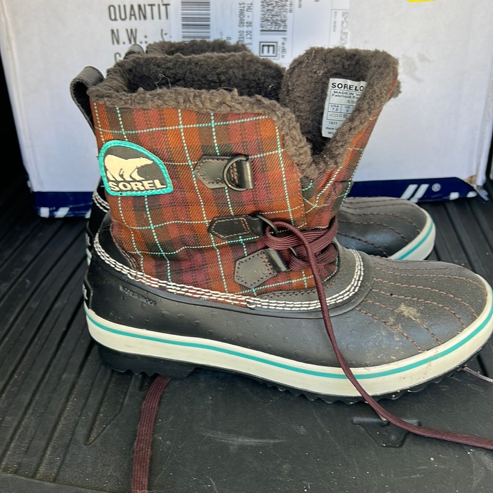 Sorel snow boots! Used but great condition!
